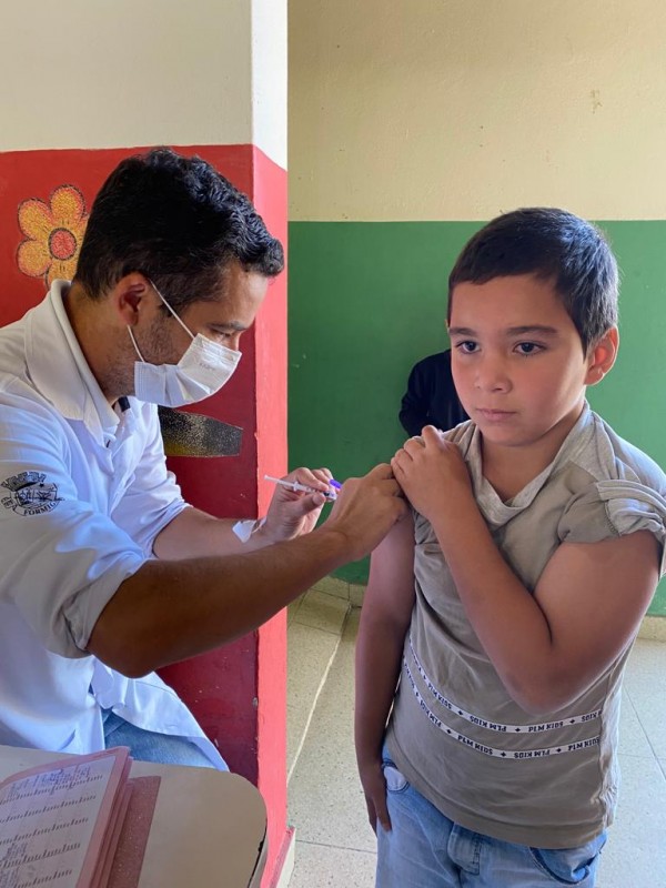 Alunos da Escola Benedita Gomide Leite são vacinados contra a Covid-19